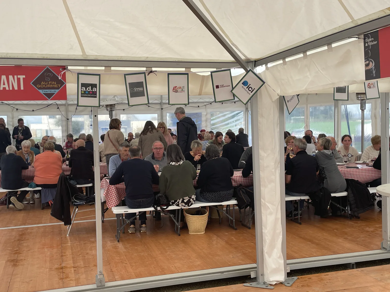 Repas sous le chapiteau du salon Vignes & Vilaine